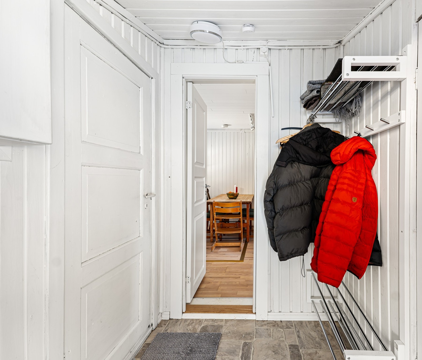 Inngangparti med plass til det maan trenger Galleribilde