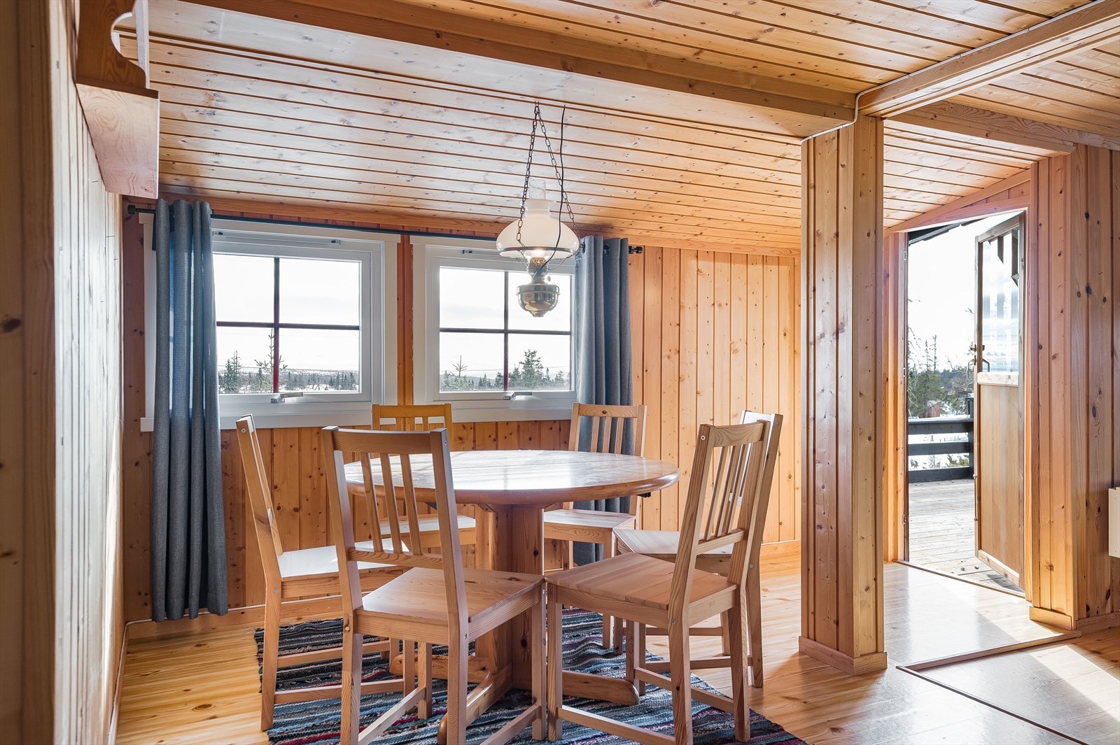 Fra spisestuen er det utgang til terrassen Galleribilde