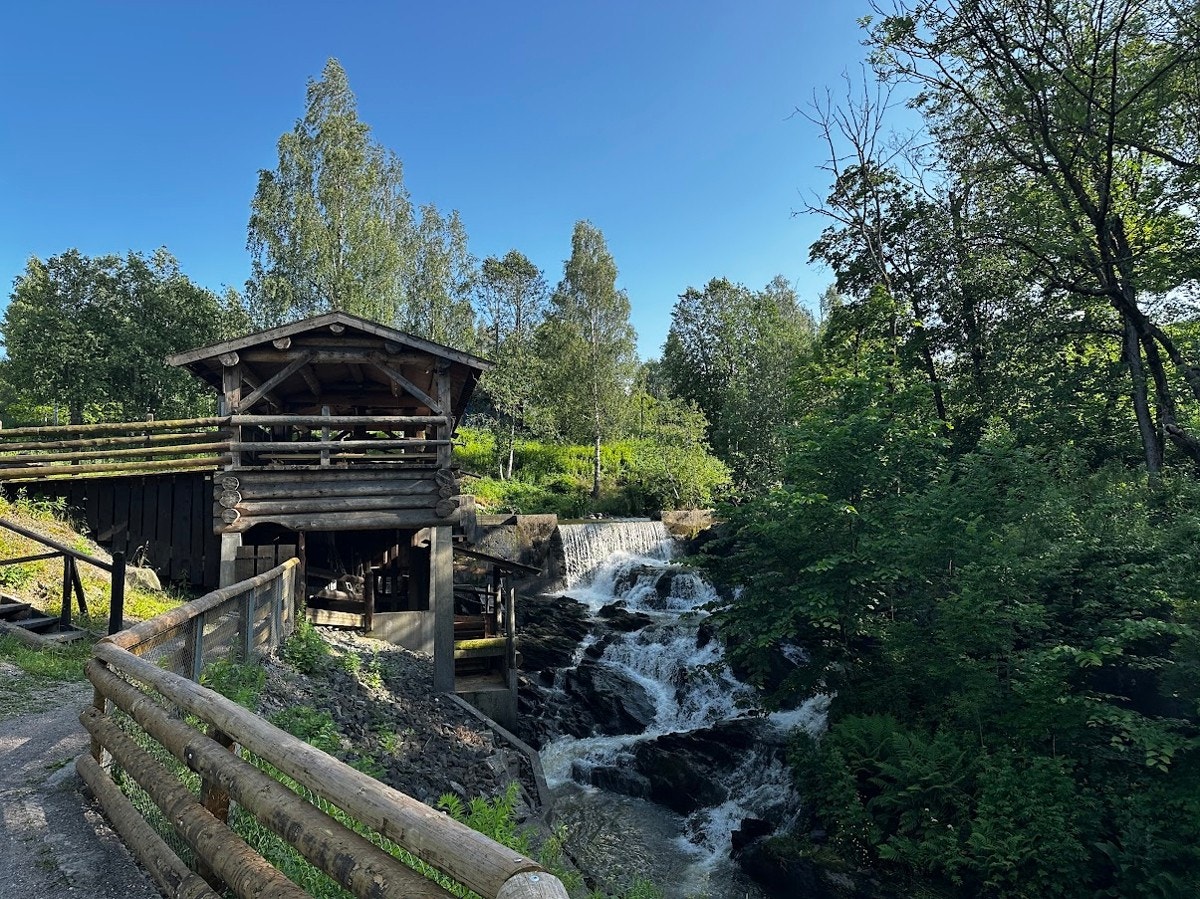 Den frivillige organisasjonen "Sagelvas venner" holder Sagelva pen og ryddig, en grønn tursti midt på Strømmen. Galleribilde