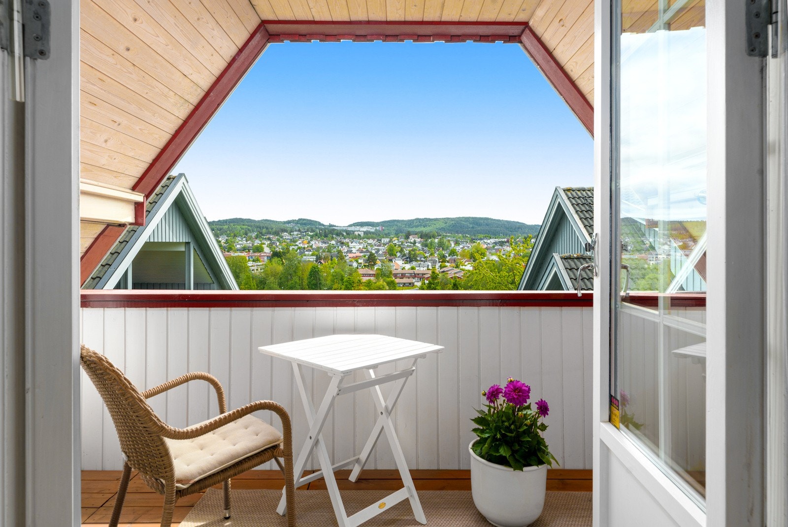 Overbygget terrasse i 2. etasje med fin utsikt Galleribilde