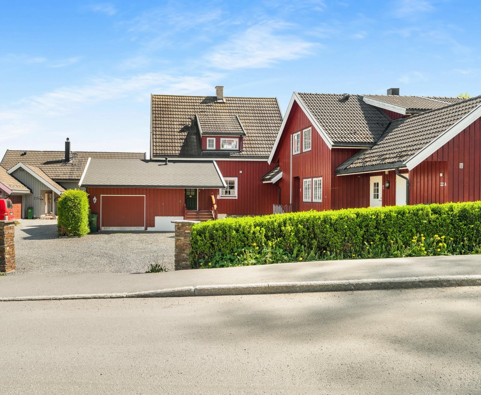 Det er parkering i integrert garasje, samt på singlet gårdsplass Galleribilde