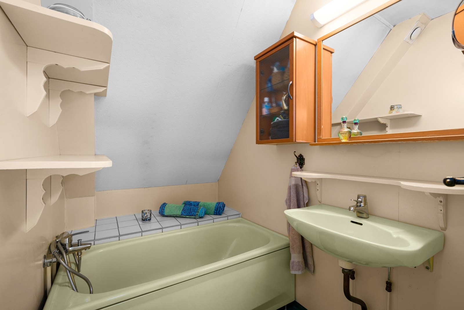 Bad i 2. etasje med badekar Galleribilde