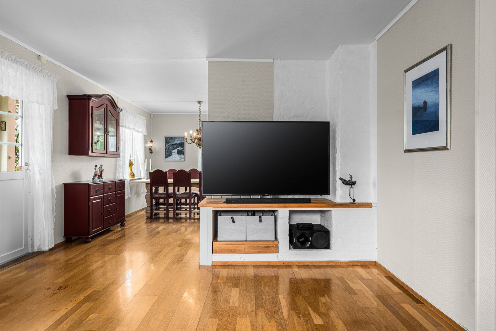 Det er parkett på gulv og lysmalte vegger Galleribilde