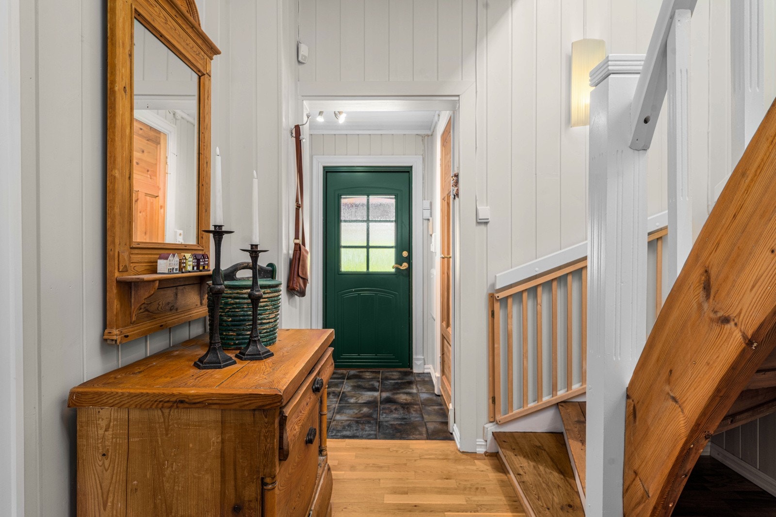 Romslig, flislagt gang og trapperom Galleribilde