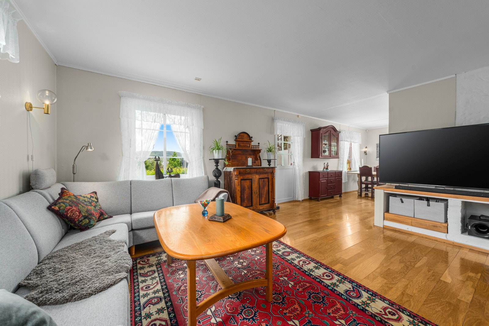 Stor stue i 1. etasje med ulike soner og utgang til hagen Galleribilde