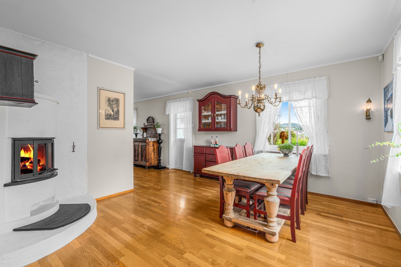 God plass til spisebord med plass til mange gjester Galleribilde