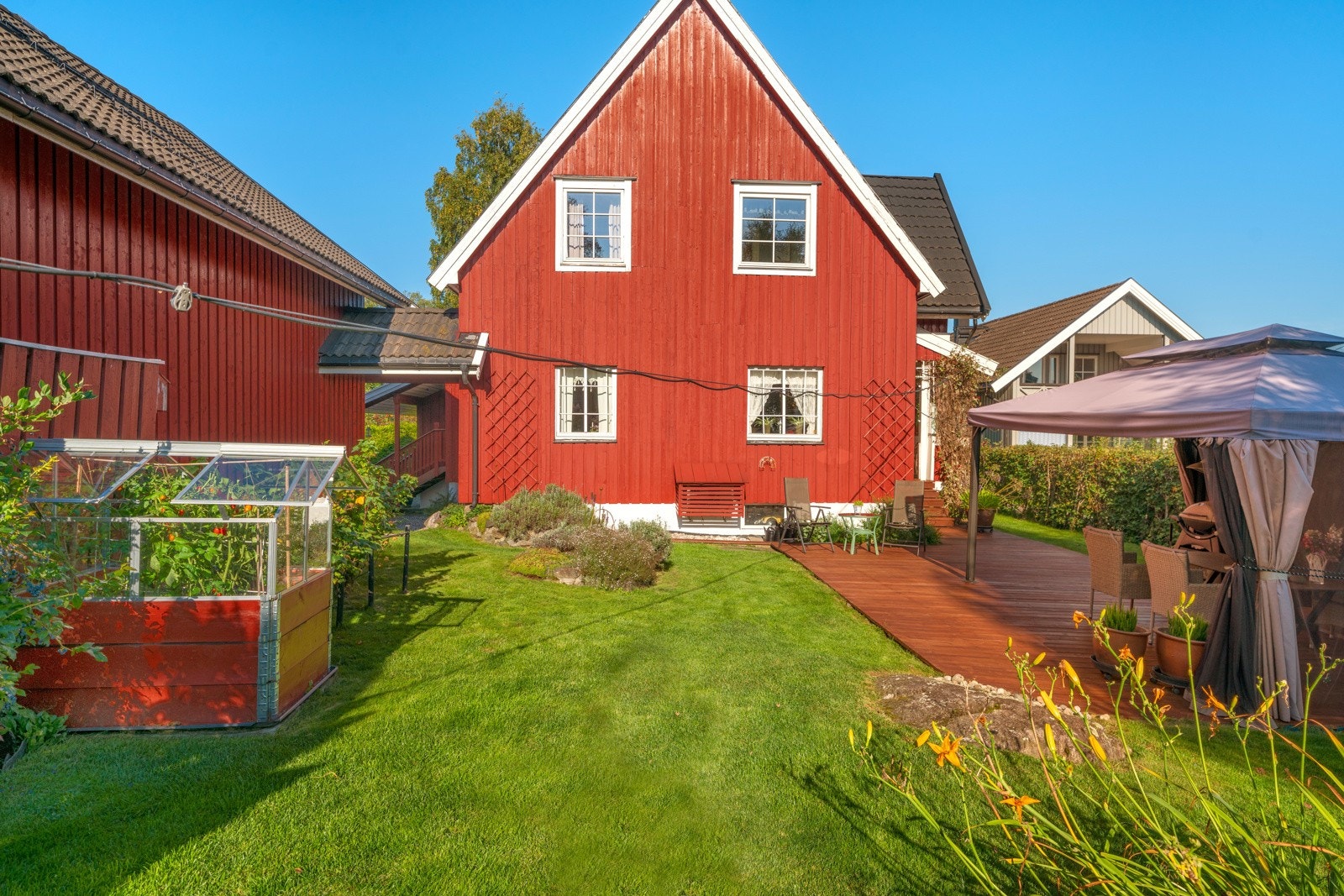 Boligen ligger i et attraktivt og populært område med herlige uteplasser Galleribilde