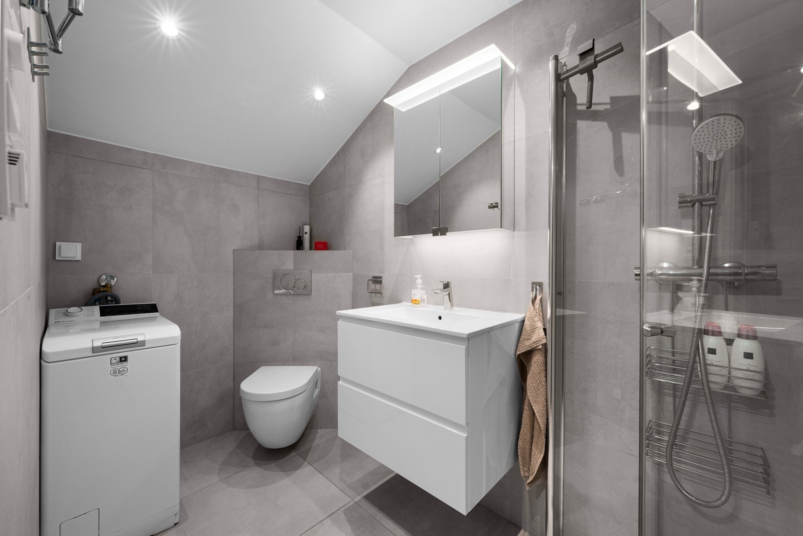 Delikat, flislagt bad fra 2022 Galleribilde