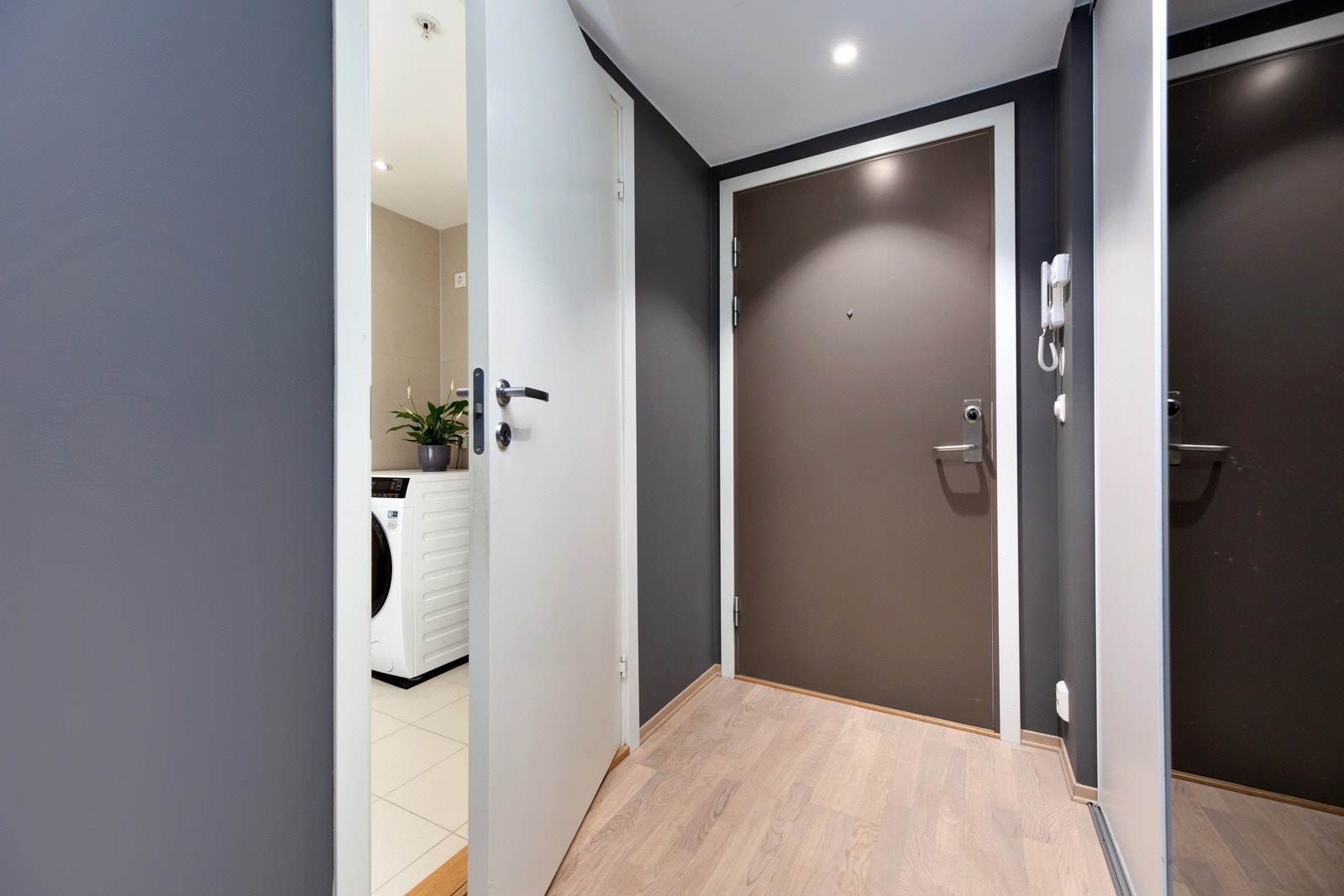 Innbydende entré/gang som gir et godt førsteinntrykk av leiligheten. Galleribilde