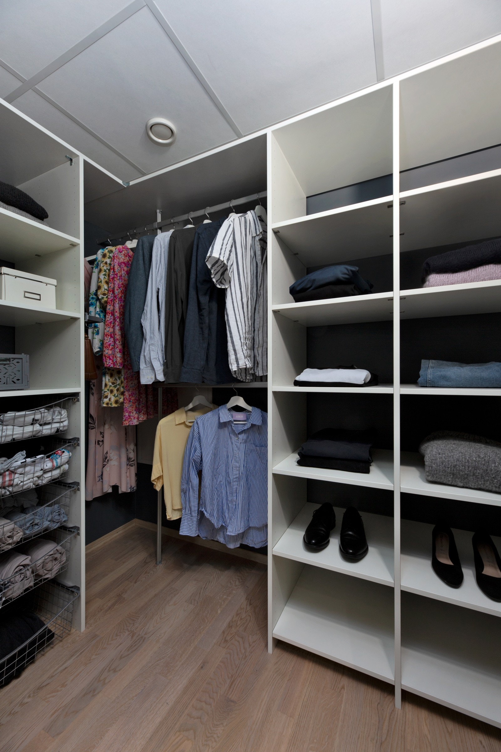 Fra rommet er det videre tilgang til svært praktisk omkledningsrom, som gir godt med oppbevaringsmuligheter. Galleribilde