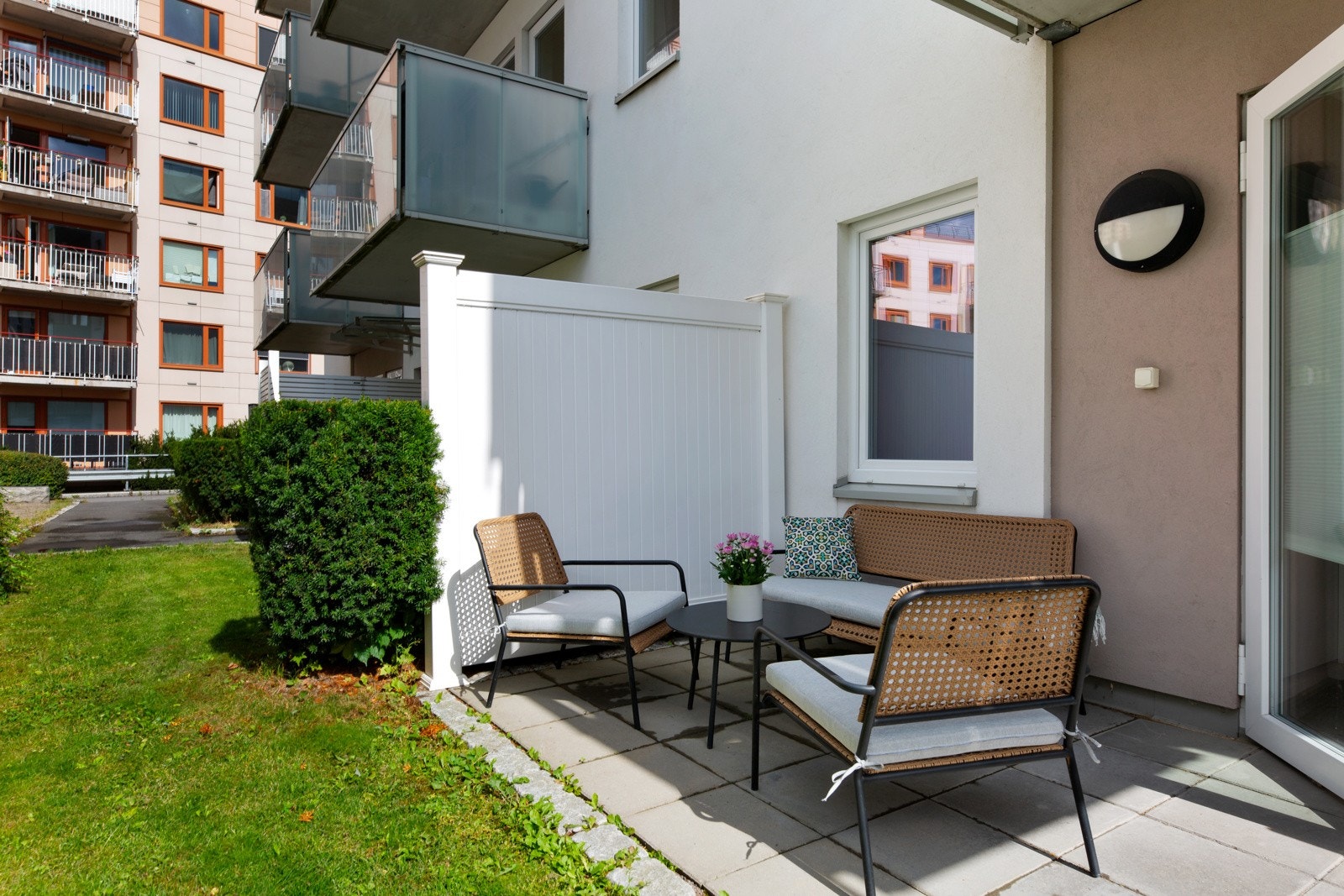 Terrassen måler ca. 11 m², og har god plass til flere sittegrupper, grill, beplantning m.m. Galleribilde