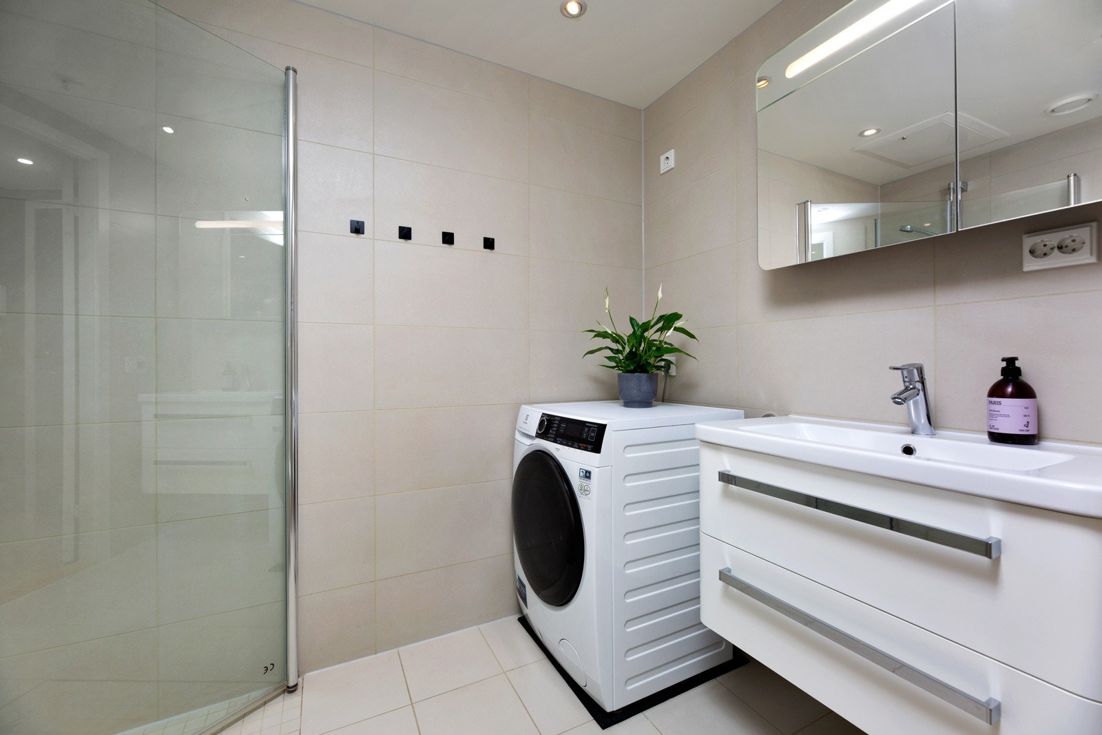 Delikat, flislagt baderom med god standard fra byggeårene. Varmekabler i gulv. Galleribilde