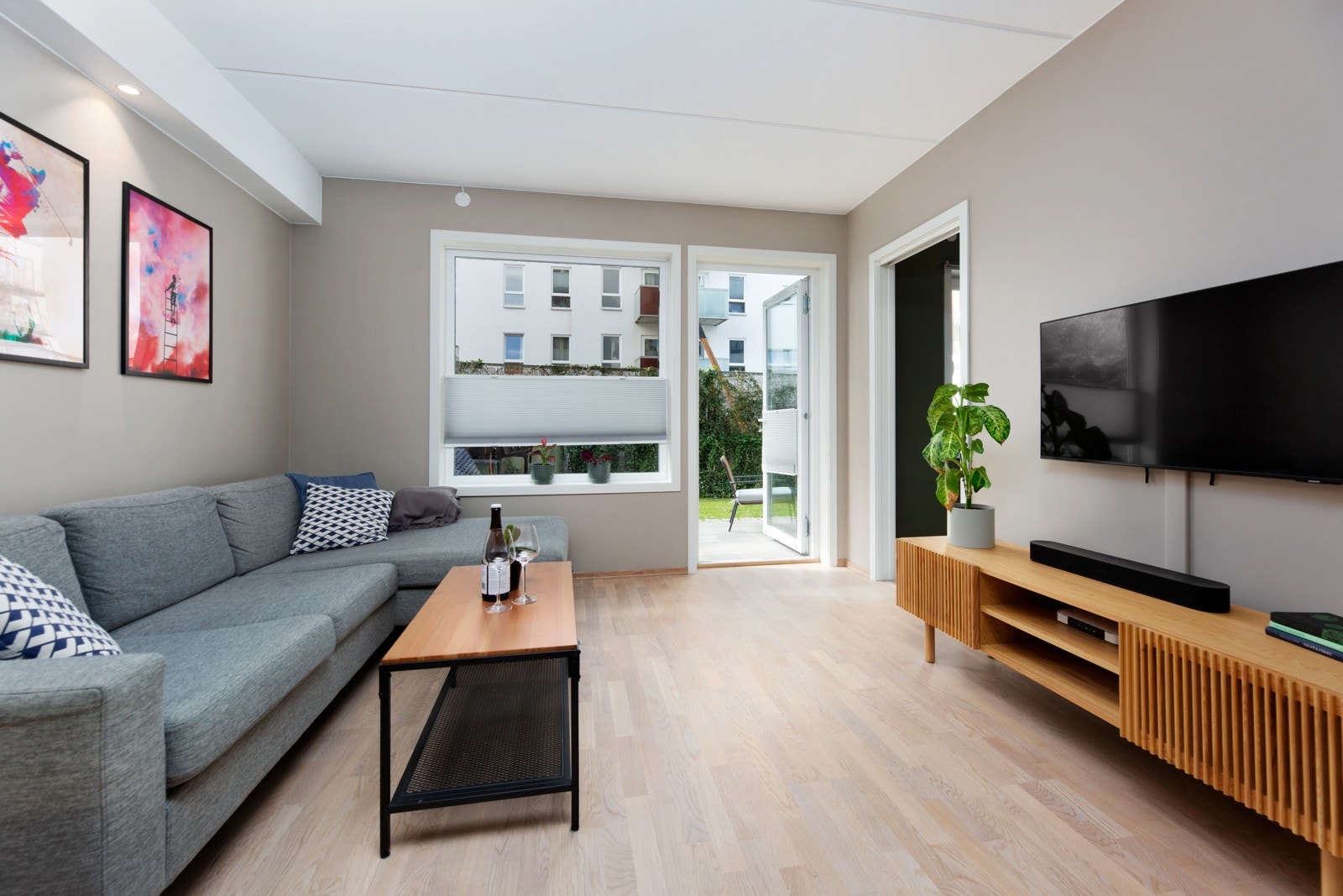 Lys og fin stue malt i lyse toner i 2024. Galleribilde