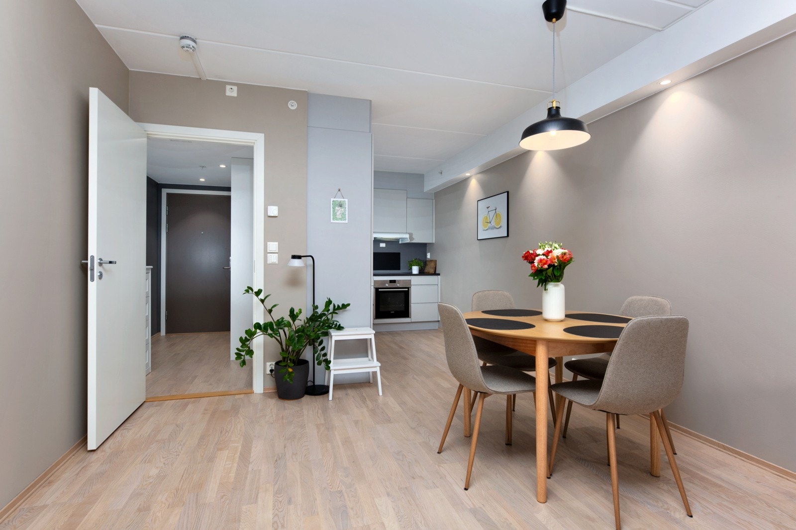 Den åpne løsningen sikrer en god utnyttelse av arealet og skaper et hyggelig og sosialt oppholdsrom. Galleribilde