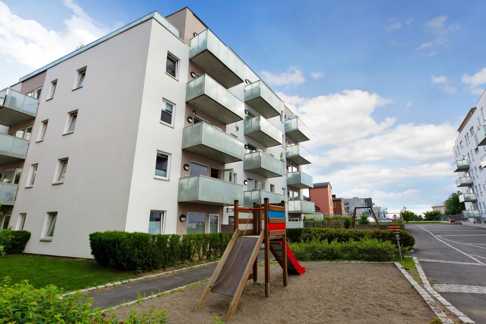 Leiligheten disponerer i tillegg en kjellerbod på ca. 7 m². Borettslaget har felles sykkelbod. Galleribilde