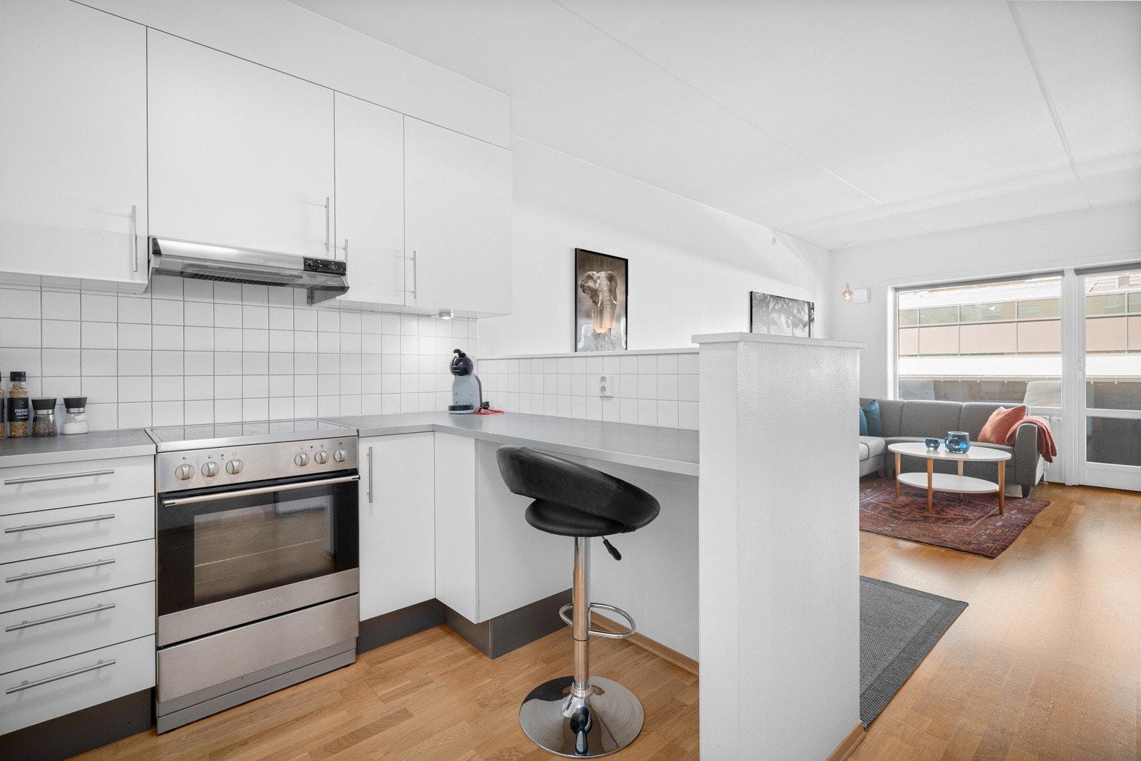 Det er integrert kjøleskap med fyrser, samt plass til frittstående oppvaskmaskin og stekeovn. Galleribilde