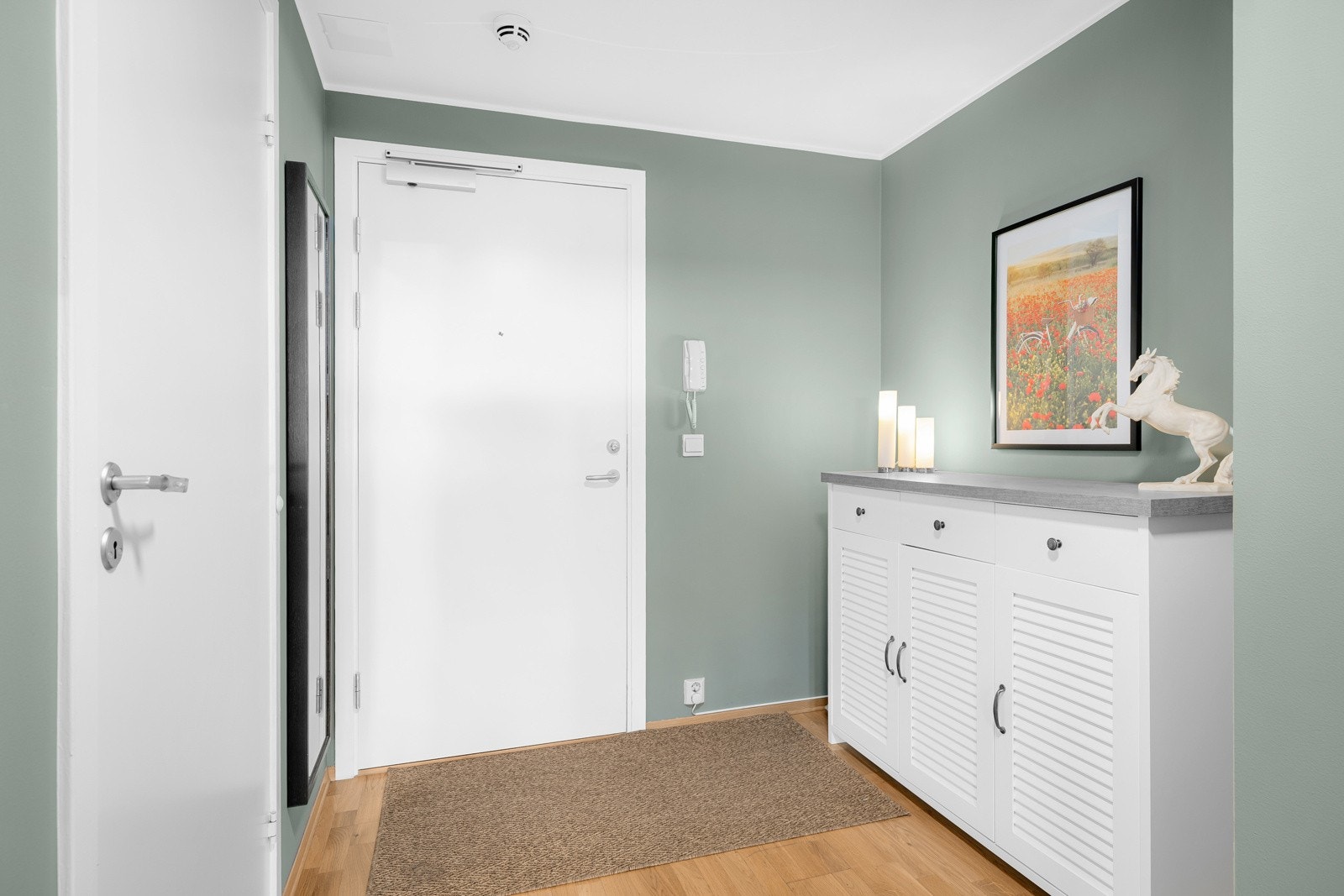 Når du kommer inn i leiligheten blir du møtt av en hyggelig entré som gir et godt førsteinntrykk. Galleribilde