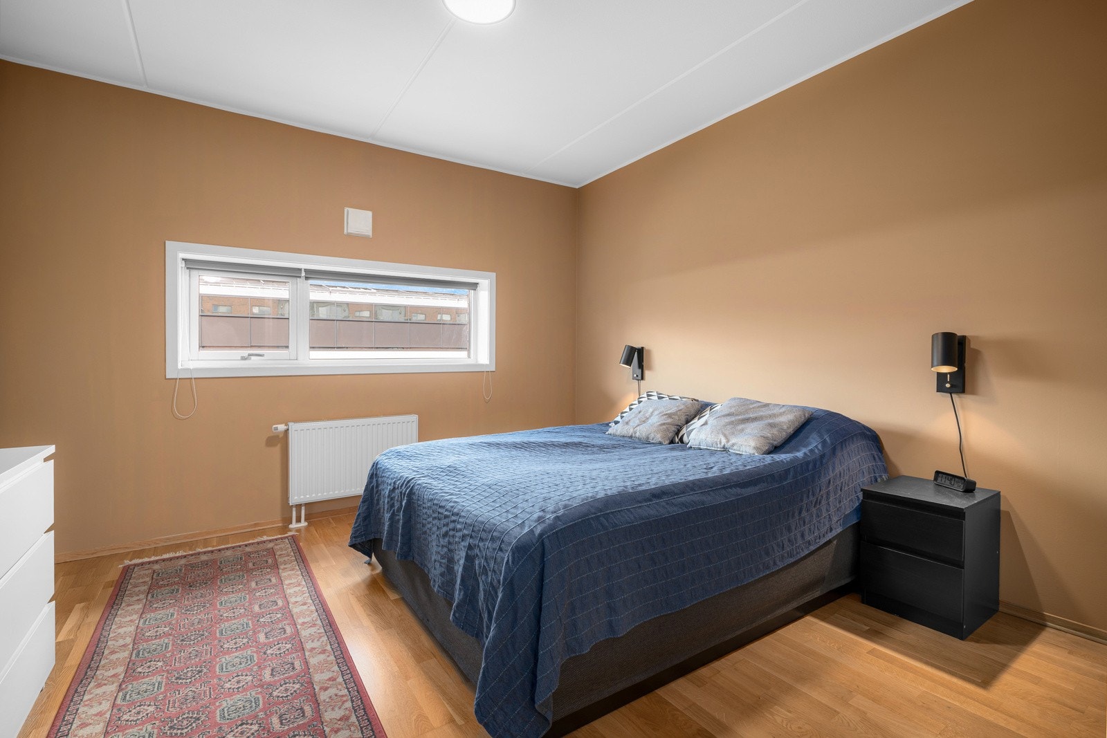 Her er det god plass til dobbeltseng, nattbord og øvrig møblement. Galleribilde