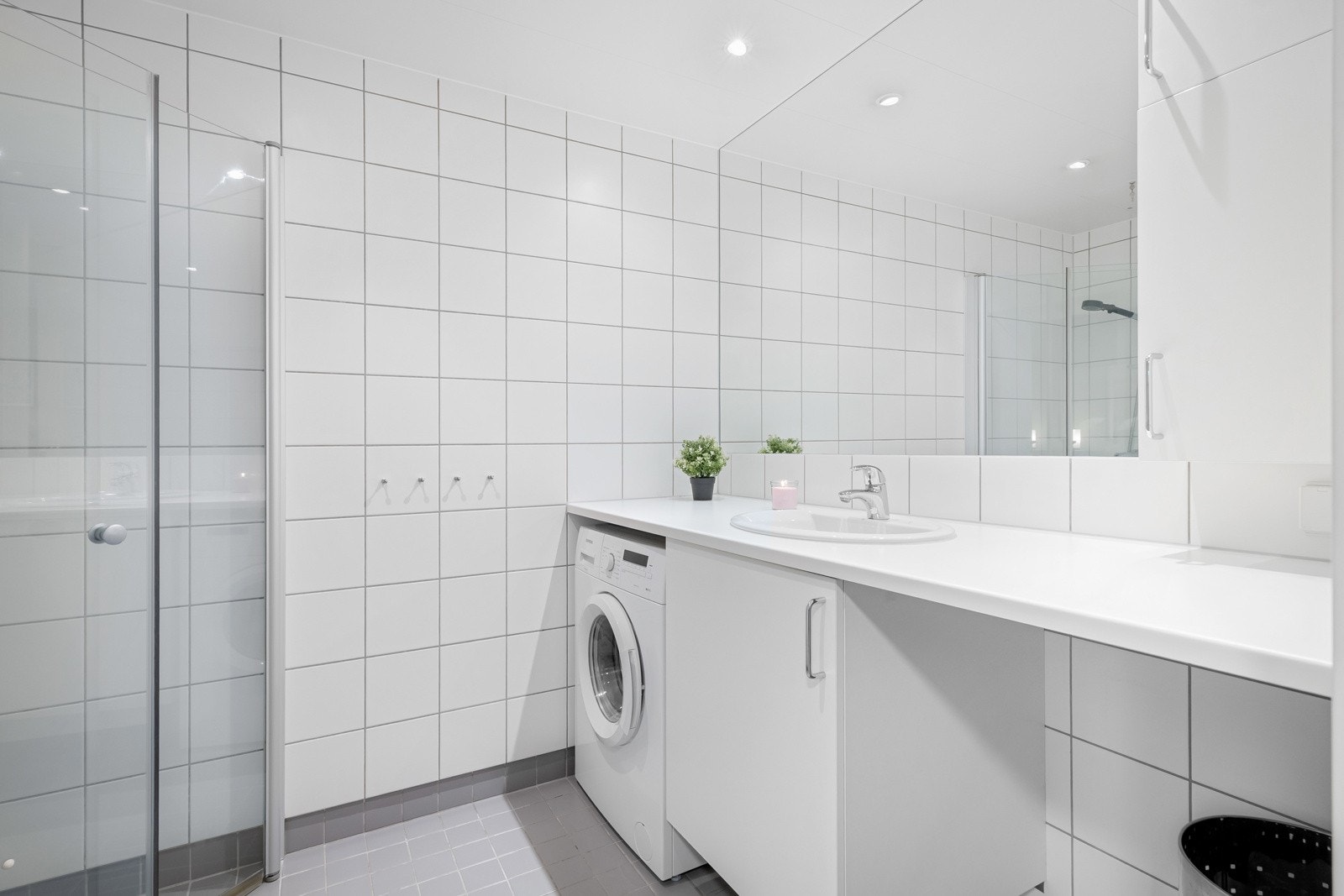 Leiligheten har et lyst og flislagt baderom med gulvvarme. Galleribilde