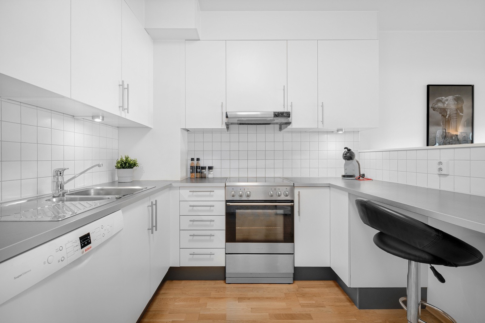 Leiligheten har et pent kjøkken med gode løsninger. Galleribilde