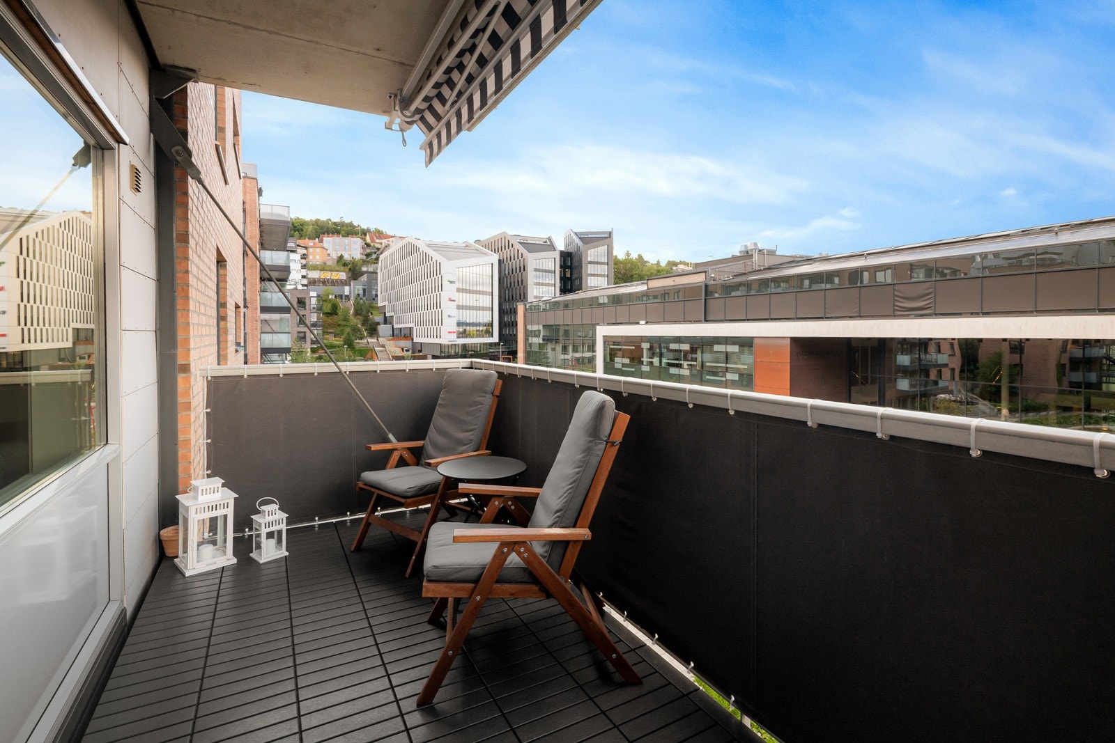 Fra stuen er det utgang til en meget hyggelig nordvest-vendt balkong på 8m². Galleribilde