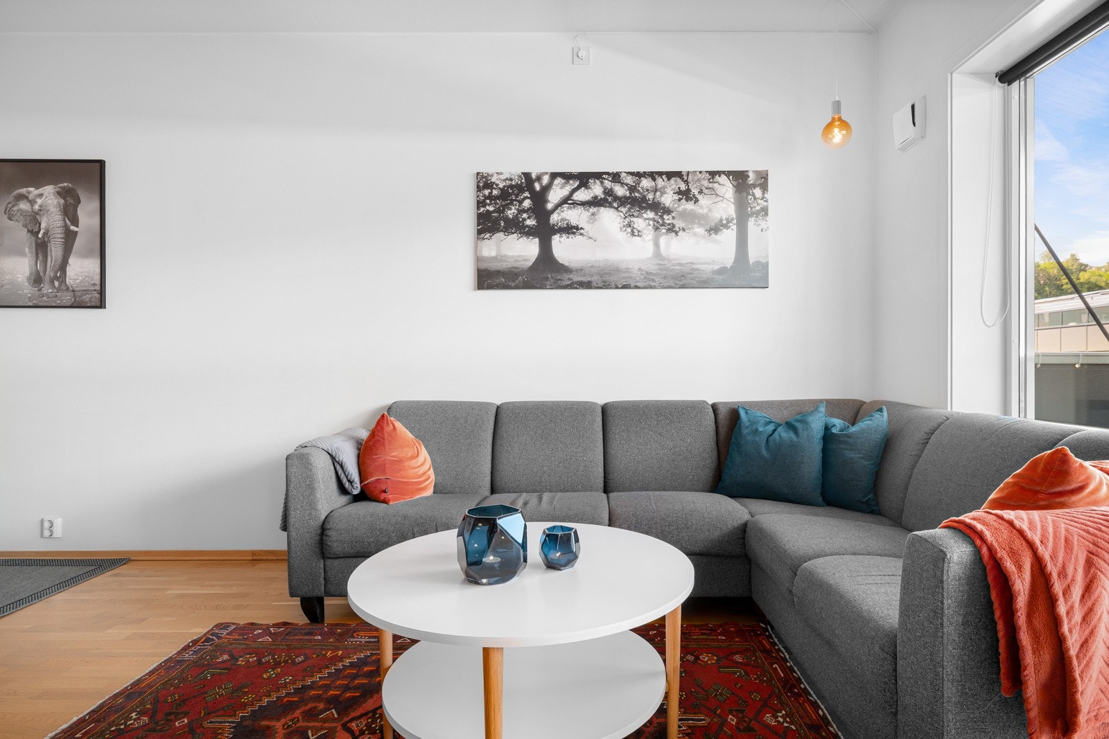 De store vindusflatene sørger for gode innvendige lysforhold og en luftig og god romfølelse. Galleribilde