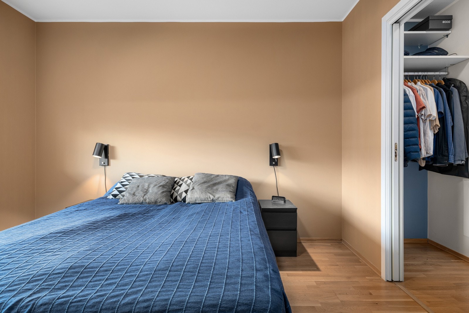 Innenfor soverommet er det et praktisk omkldningsrom. Galleribilde