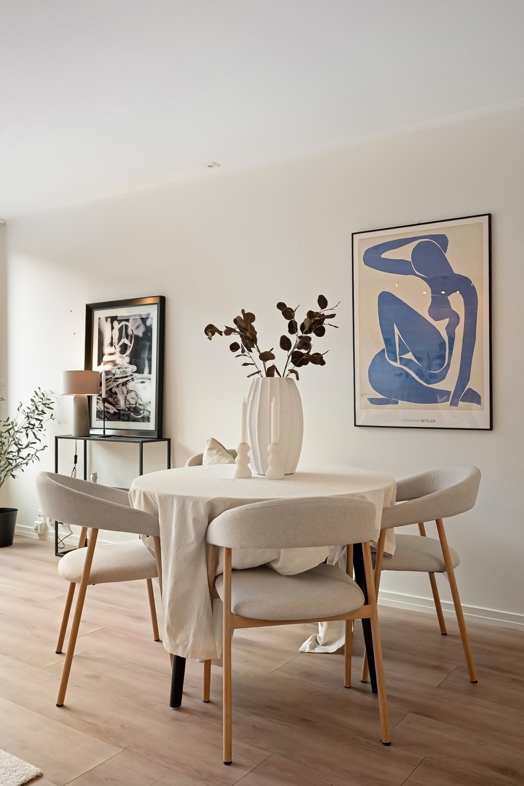 Romslig plass til å innrede en spisegruppe til sosiale sammenkomster Galleribilde