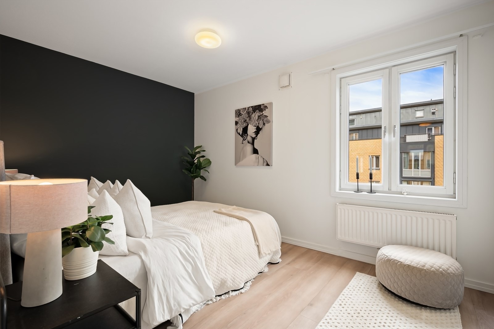 Lunt hovedsoverom av god størrelse vendt mot rolig bakgård Galleribilde