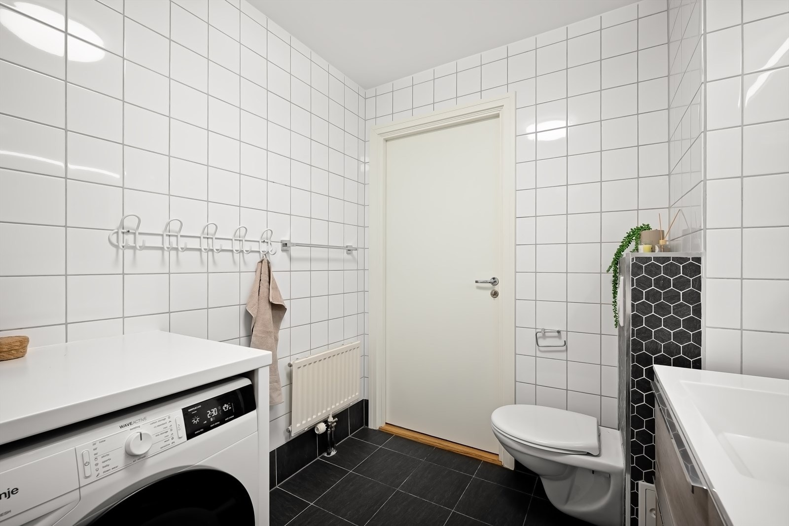 Badet har behagelig oppvarming fra radiator. Mekanisk avtrekk Galleribilde