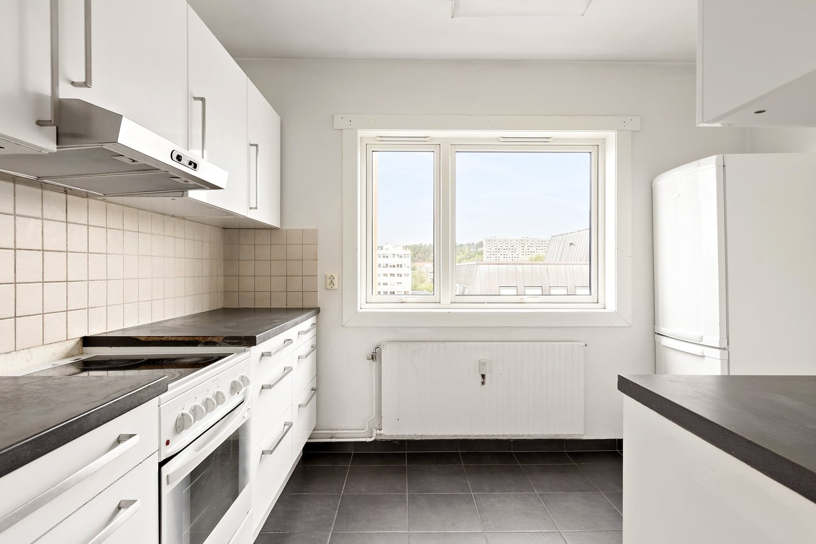 Separat kjøkken med fint utsyn! Store vindusflater og flislagt gulv. Galleribilde