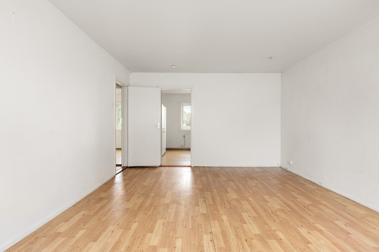 Fin 3-roms med separat kjøkken og utgang til balkong fra stuen. Galleribilde