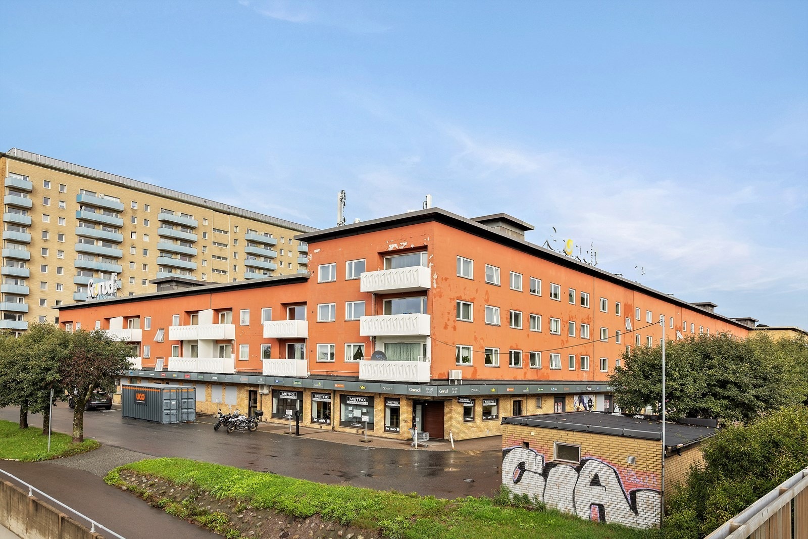 Nærområdet - Kun få minutter gange så kommer du til Grorud senter med 32 butikker/forretninger. Her er alt fra slakter, frisør, klesbutikker, Meny, Peppes Pizza, vinmonopolet, apotek m.m. Galleribilde