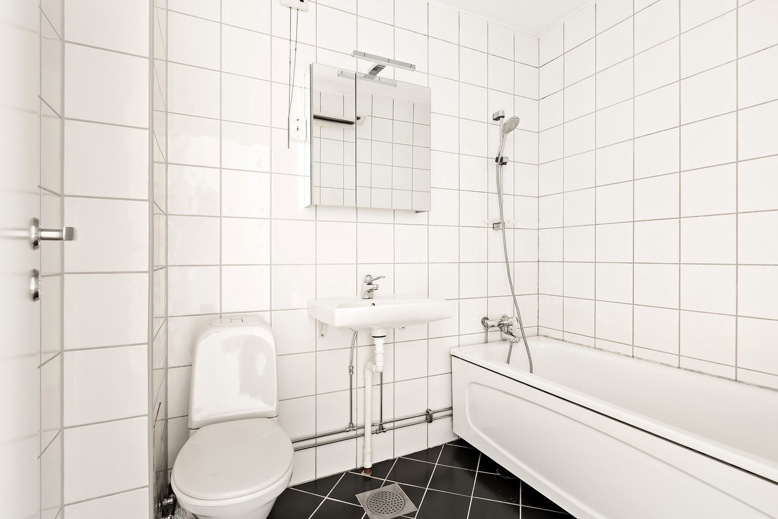 Badet har fått tilstandsgrad 3 av takstmann og det på påregnes totalrenovering av badet. Galleribilde