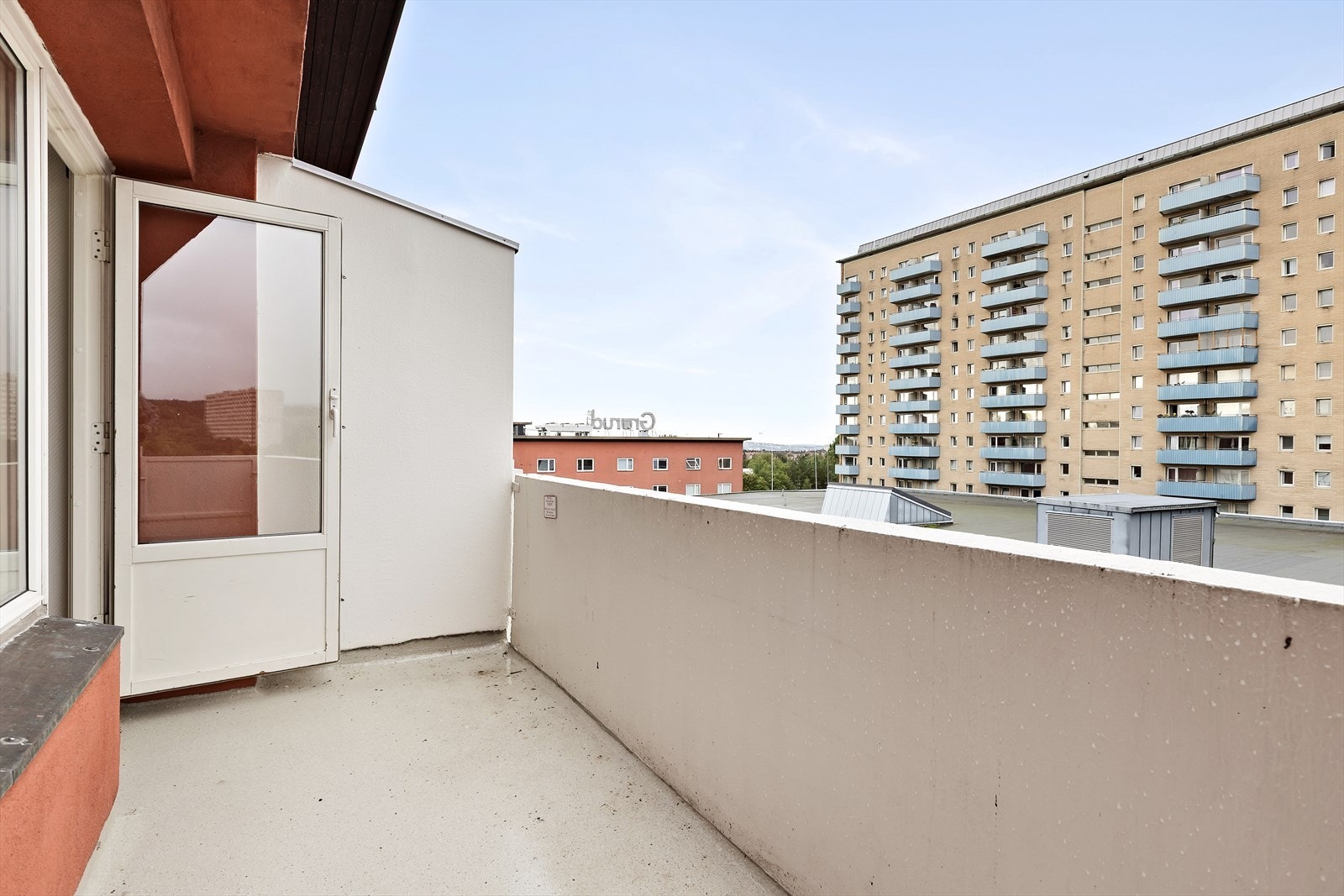 Leiligheten har en hyggelig balkong på 6 kvm, plass til sittegruppe, grill og beplantning. Galleribilde