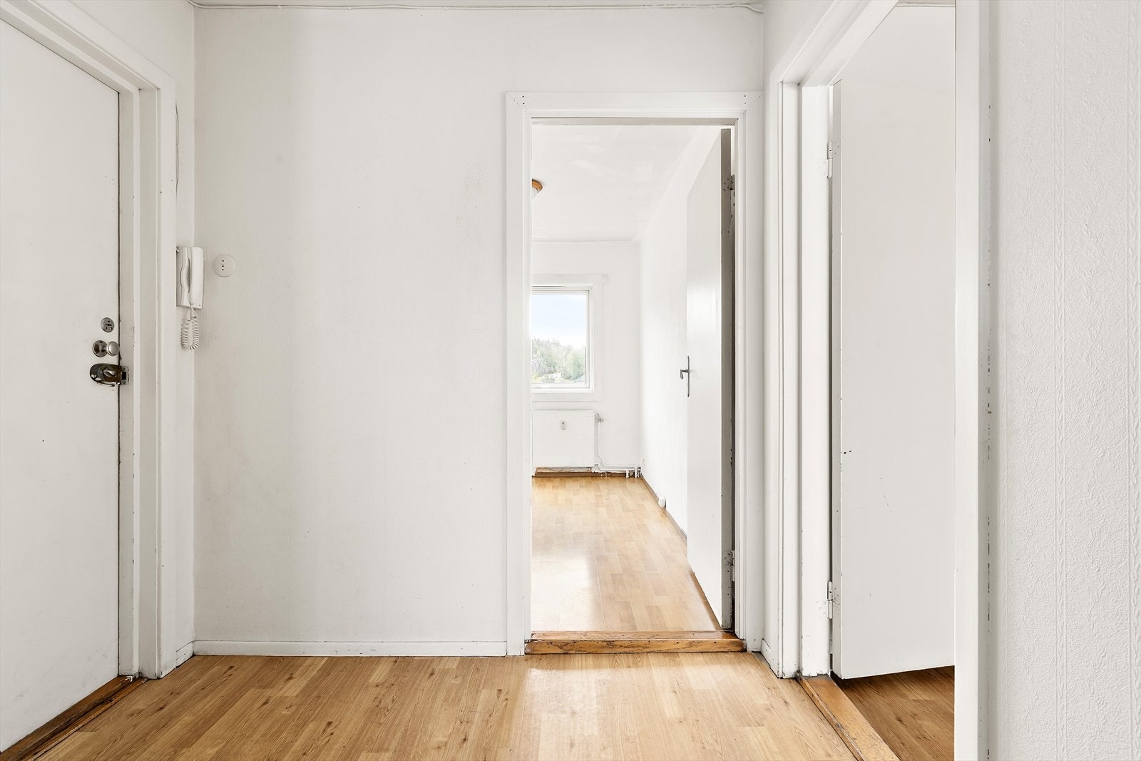 Entréen har plass til å sette inn garderobeskap for oppbevaring av jakker og sko. Galleribilde