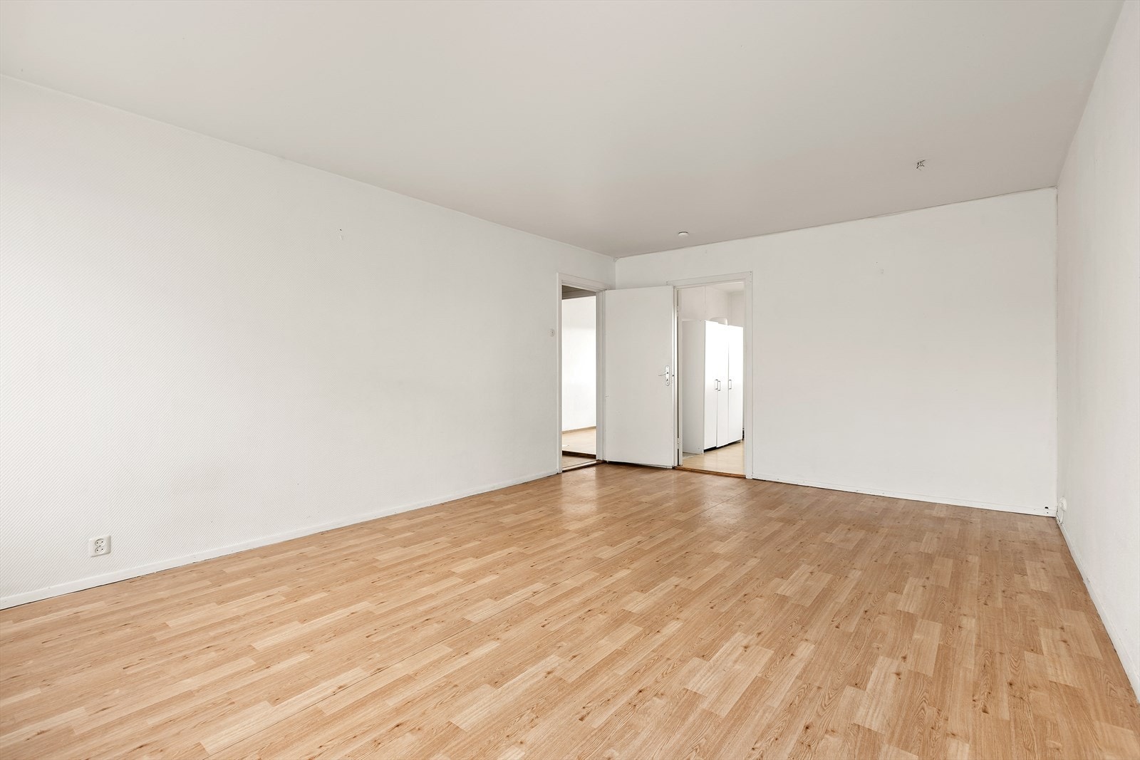 Stuen er romslig med plass til sofaseksjon, spisebord og annet møblement. Galleribilde