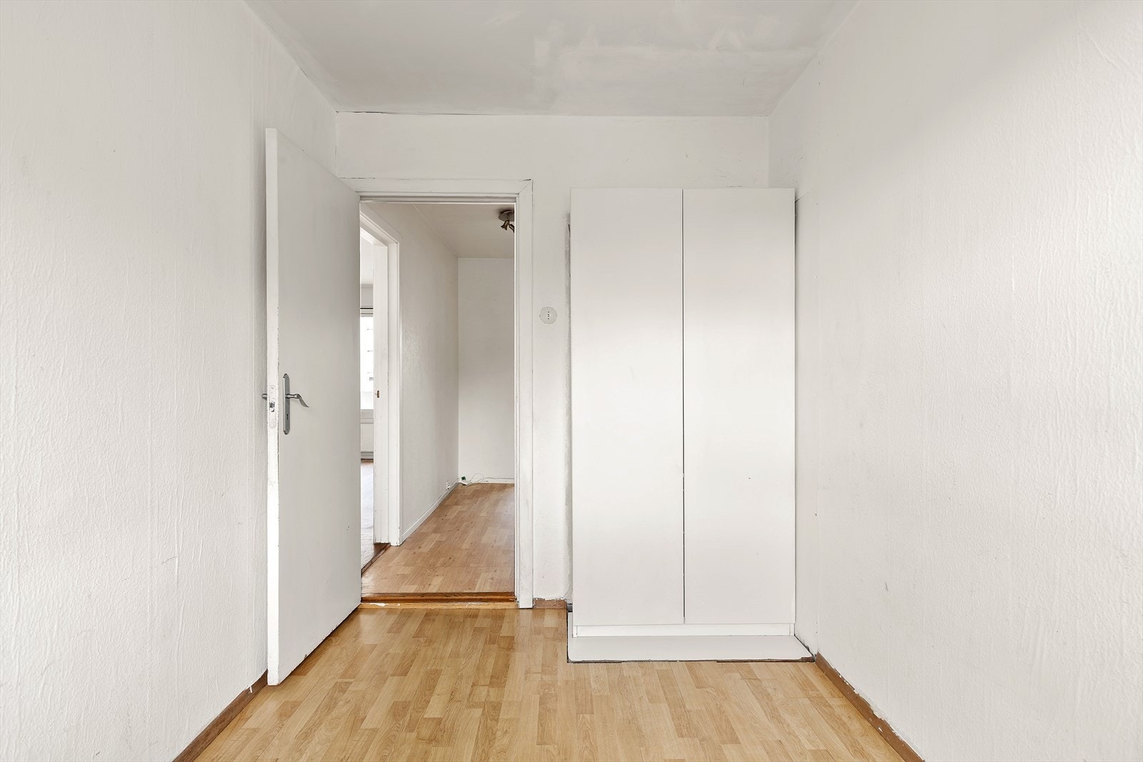 Godt med oppbevaringsplass i medfølgende garderobe. Galleribilde