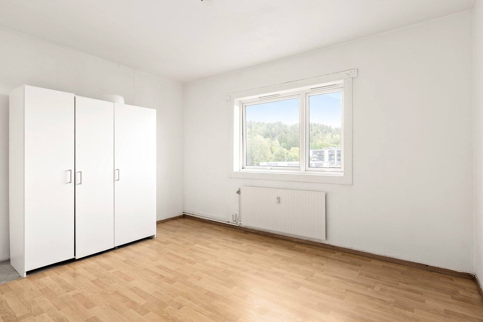 Hovedsoverommet. Romslig soverom med plass for dobbeltseng, nattbord og garderobe. Garderoben medfølger. Galleribilde