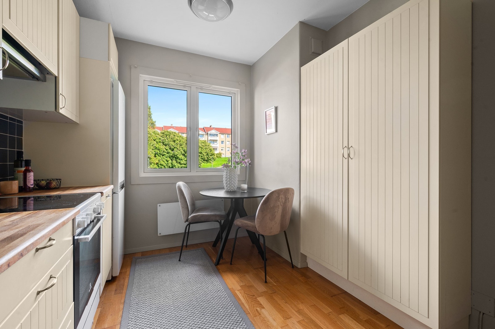 Det er rikelig med oppbevaringsplass i både skuffer og skap. Kjøkkeninnredningen er av profilerte fronter og benkeplate i heltre med nedfelt vaskekum. Galleribilde