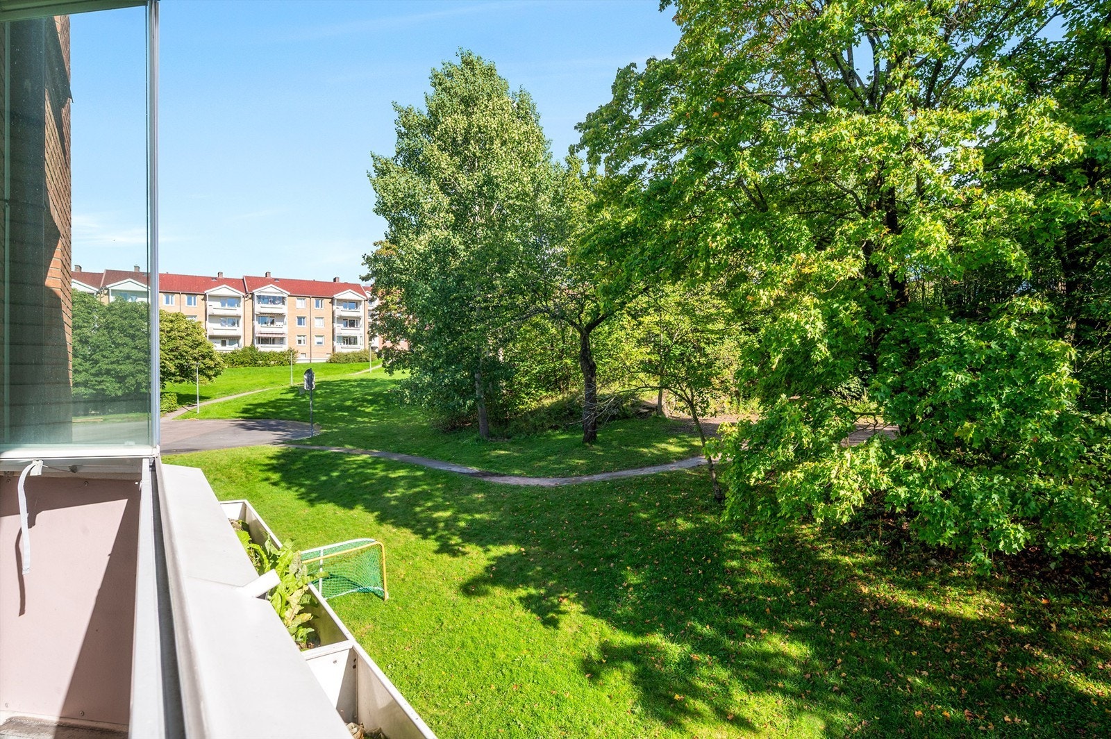 Fra balkongen er det usjenert og idyllisk utsyn over frodige grøntområder. Galleribilde