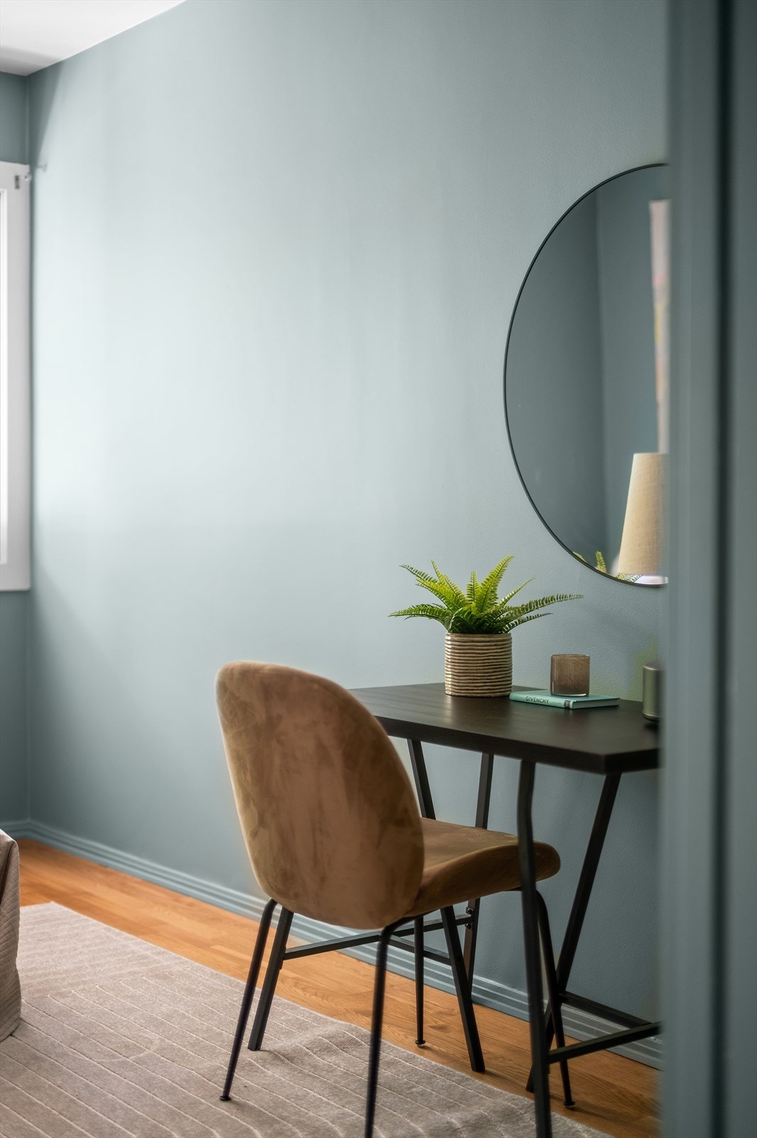 Rommet er holdt i duse og behagelige nyanser - perfekte for soverommet. Galleribilde
