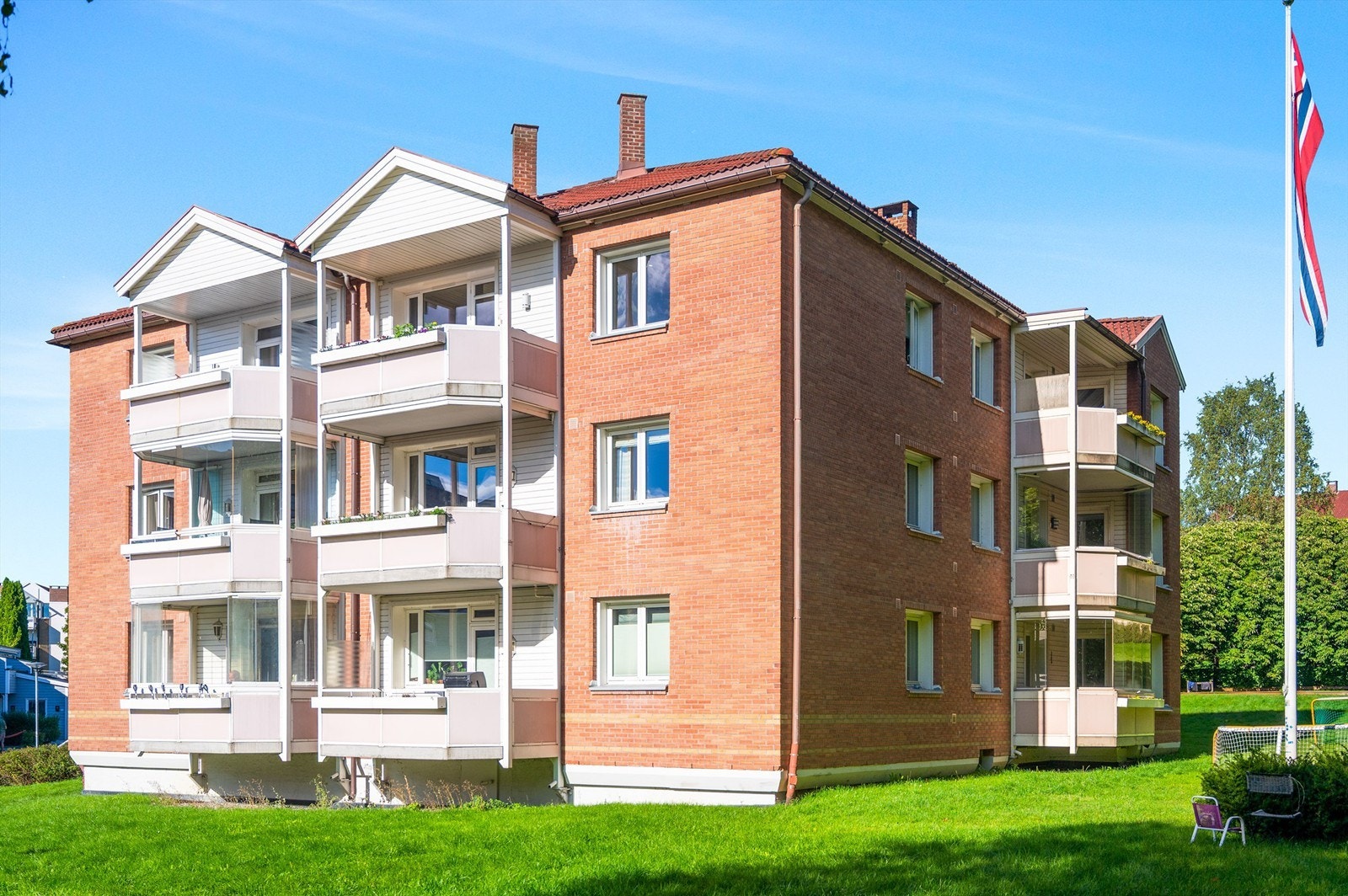 Leiligheten har en svært attraktiv beliggenhet, i et barnevennlig område på Hovin og nærmere bestemt i Lilleberg borettslag. Galleribilde
