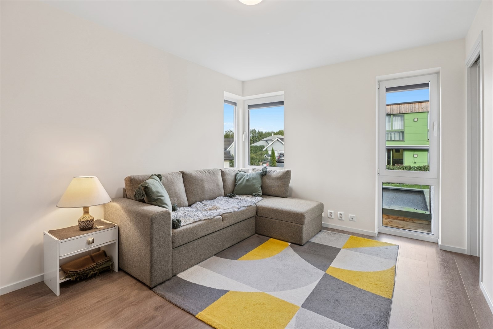 Stue med plass til bl.a sofa og TV-møblement Galleribilde