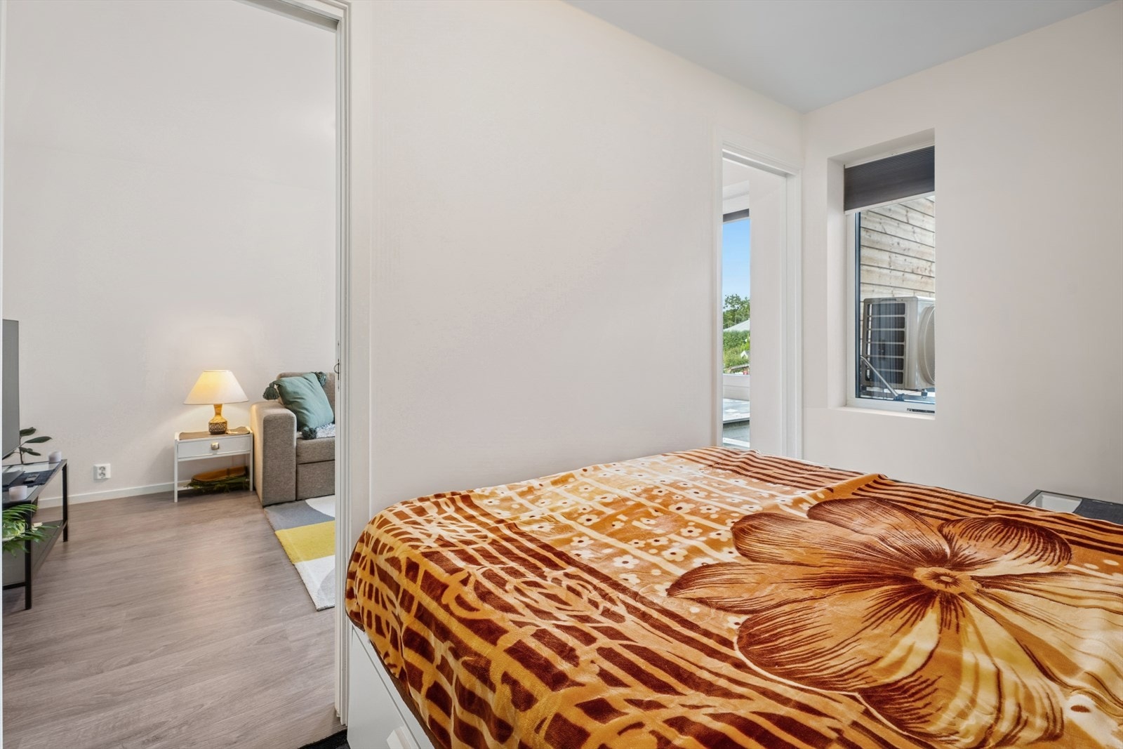 Soverom med plass til dobbeltseng og garderobeløsning Galleribilde