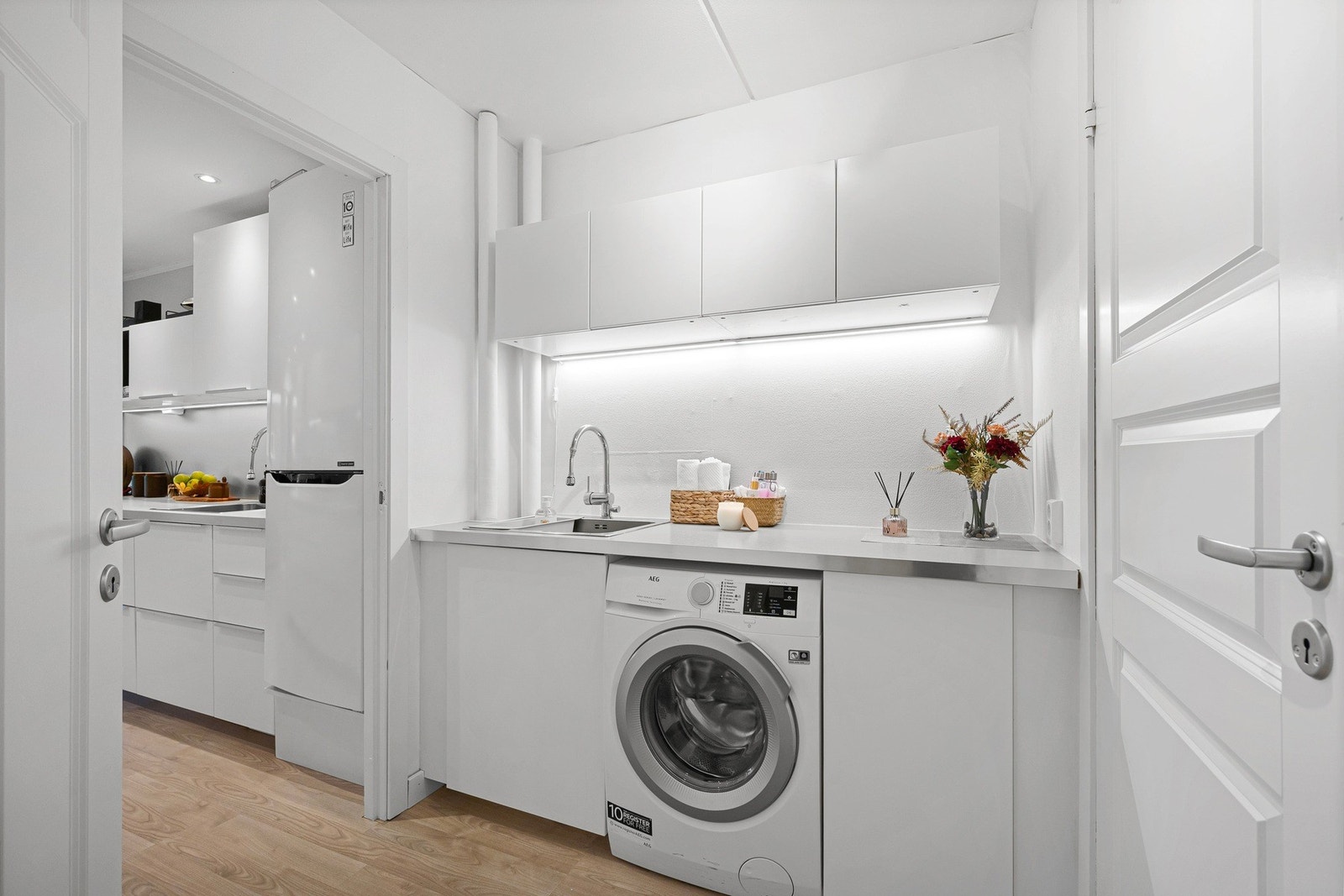 Vaskerommet har god plass til både vaskemaskin, tørketrommel og oppbevaring. Galleribilde