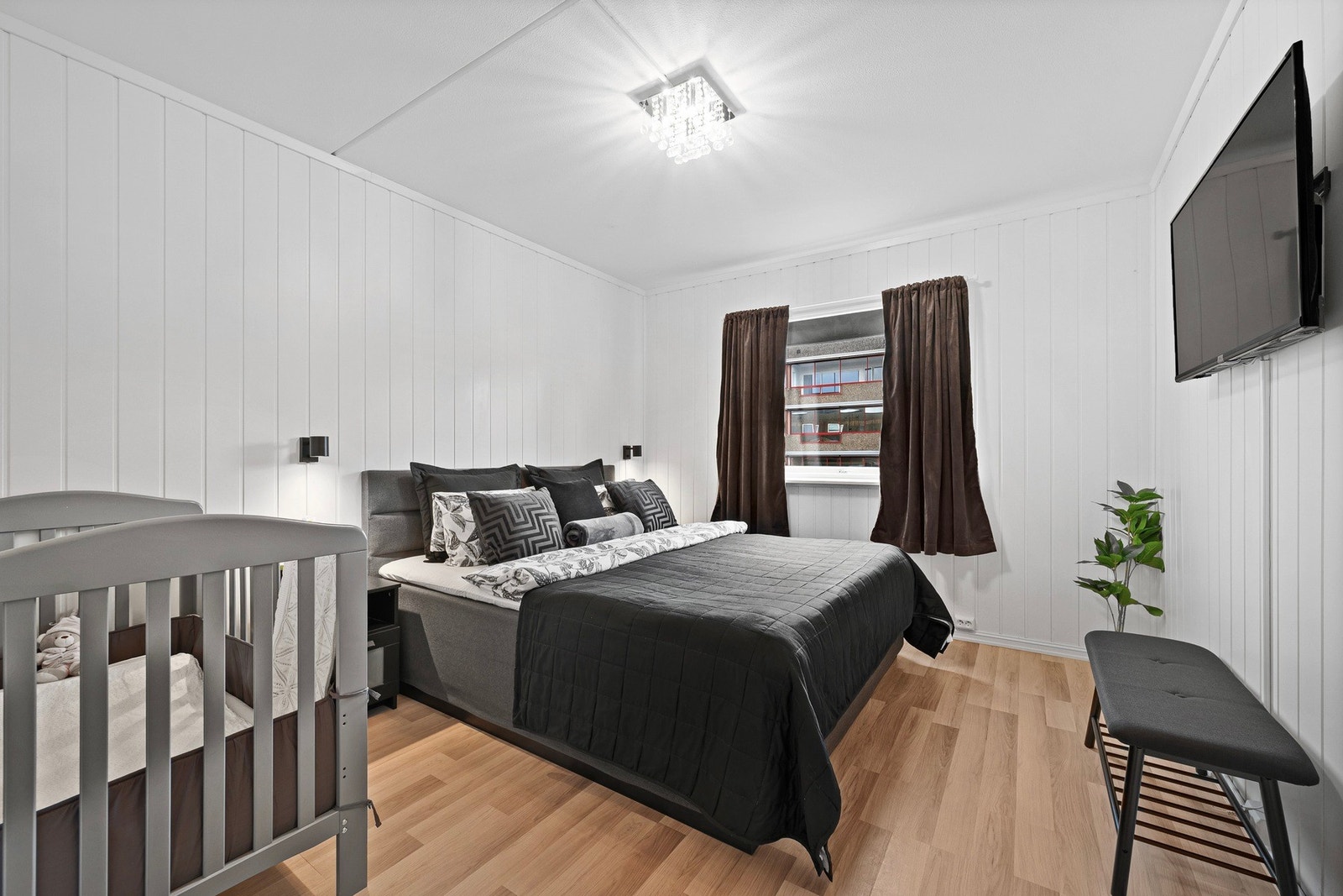 Lyst og romslig soverom med plass til dobbeltseng og garderobe. Galleribilde
