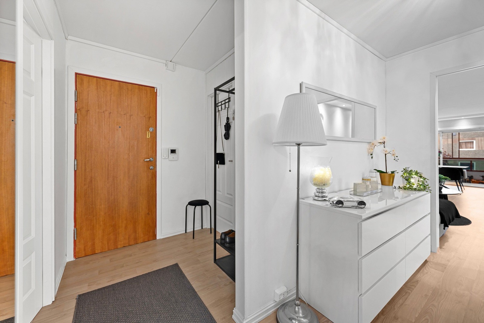 Gode oppbevaringsmuligheter i entre og gang Galleribilde