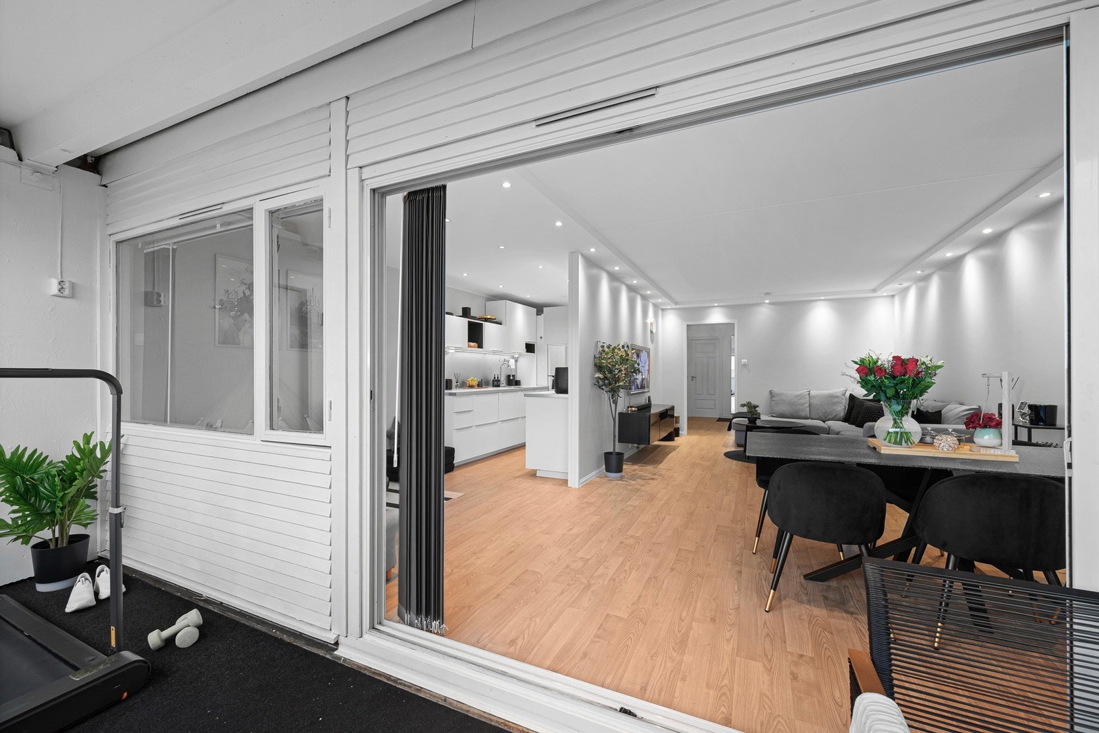 Herlig uteplass som forlenger oppholdsrommet på varme dager Galleribilde