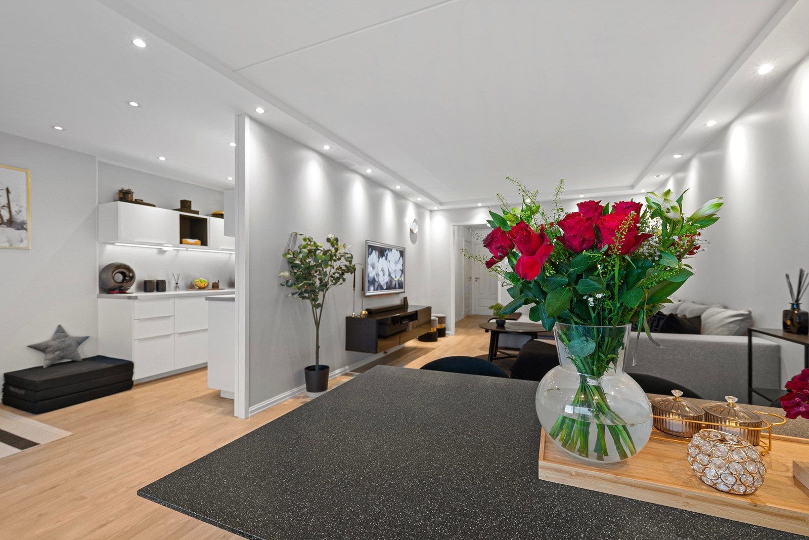 Lys og romslig stue med plass til både sofakrok og spisebord. Galleribilde